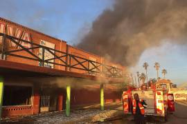 Bomberos de Torreón trabajaron para controlar el incendio registrado en las instalaciones de Casa Viva.