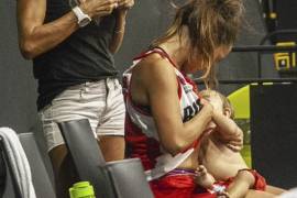Jugadora se hace viral por amamantar a su hijo mientras disputaba un partido