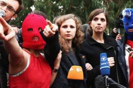 Las Pussy Riot piden a AMLO justicia por Ayotzinapa y desaparecidos