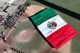 El despliegue de la Bandera Monumental en el Biblioparque Norte marcó el acto central de la ceremonia cívica, en la que participaron autoridades, estudiantes y elementos del Ejército Mexicano.