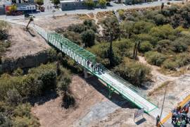 El puente permitirá a los vecinos cruzar de manera más segura el arroyo de la zona.