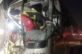 Un autobús se impactó contra personal que realizaba recarpeteo en la carretera a Laredo; autoridades reportaron un fallecido y 20 lesionados