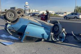 El automóvil Chevrolet Chevy terminó volcado tras el impacto con el muro de contención.