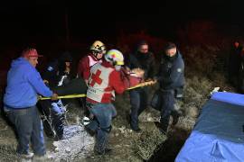 Paramédicos de la Cruz Roja realizaron maniobras de rescate en un barranco de la carretera a Palma.