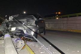 El choque provocó el derribo total de un poste de concreto, lo que generó la movilización de elementos de Tránsito Municipal para tomar conocimiento de los hechos y asegurar la zona.