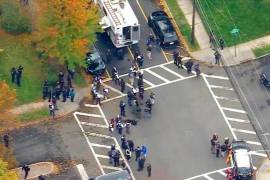Dos policías fueron baleados la tarde del martes, luego de que un sospechoso armado desatara un tiroteo en Newark, Nueva Jersey.