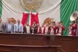 Autoridades de Michoacán investigan la interpretación de un narcocorrido en el Congreso estatal durante evento del Día del Padre; analizan posible apología del delito en recinto legislativo.