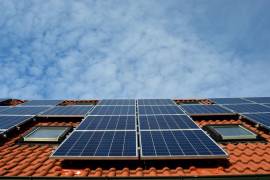 La instalación de paneles solares en hogares de tres recámaras puede reducir drásticamente las facturas de electricidad, con una recuperación de inversión en tres a cuatro años.