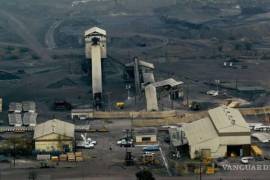 Las familias de los mineros encuentran nueva esperanza con la localización de 13 restos en la mina.