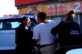 Detienen a hombre por no redondear 50 centavos en un OXXO en Ciudad Juarez