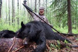 Le pone una trampa a oso hambriento y lo mata con una jabalina; ahora lo amenazan de muerte
