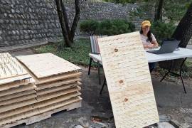 Vecinos de Olinalá colocaron tablas con clavos para evitar el ingreso de osos a viviendas de San Pedro Garza García.