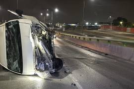 La vagoneta Nissan Urvan terminó volcada en el distribuidor vial “El Sarape” tras el accidente.