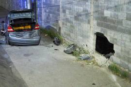 El vehículo abrió un boquete en la barda del Centro Penitenciario tras salirse del camino.