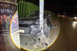 La camioneta Ford Escape terminó con severos daños en la parte frontal tras impactarse contra un poste metálico.