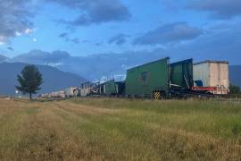 El tráiler terminó atravesado sobre la carretera 57 tras derrapar por el pavimento mojado.