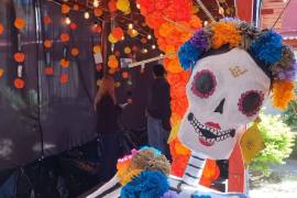 El “túnel de recuerdos” permitió a los asistentes recorrer memorias de los 63 trabajadores fallecidos.