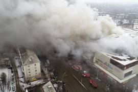 Suman 64 muertos por incendio en centro comercial de Siberia