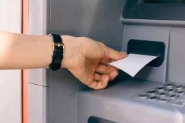 Descubre por qué no es recomendable imprimir o tirar los recibos del cajero automático sin destruirlos. Protege tu información personal, evita fraudes y conoce cómo manejar estos comprobantes de forma segura.