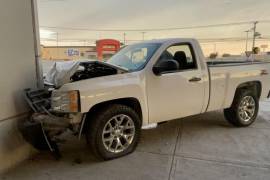 A pesar del fuerte impacto, el percance no dejó personas lesionadas.