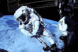 El astronauta Chris Williams realizando una caminata espacial para reparar el brazo robótico Canadarm2 en la Estación Espacial Internacional a 260 millas sobre la Tierra.