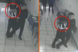 La Fiscalía General del Estado de Michoacán presentó imágenes que muestran a estudiantes desarmando al menor implicado.