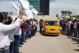 Entregan en Torreón unidades de taxi seguro para mujeres
