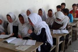 Las niñas y jóvenes afganas tienen derecho a estudiar, “pero no pueden hacerlo en las mismas clases que los chicos”, señalan