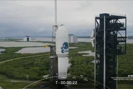 Un cohete SpaceX Falcon 9 que transporta la nave espacial Hera de la ESA despegando del Complejo de Lanzamiento Espacial 40 (SLC-40) en la Estación de la Fuerza Espacial de Cabo Cañaveral (CCSFS) en Florida.