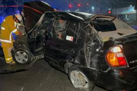 El accidente se registró alrededor de las 01:27 horas, cuando presuntamente el exceso de velocidad, el consumo de sustancias y la neblina influyeron en la pérdida de control del automóvil.