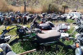 Las motocicletas retenidas tras accidentes aumentaron en Parras, ocupando espacios en el corralón.