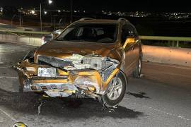 El vehículo terminó en medio de la vialidad tras impactarse contra el muro de contención.