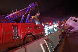 Equipo pesado fue utilizado para retirar la unidad siniestrada.
