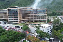 El incendio está controlado y se trabaja en rescoldeo en coordinación con Bomberos Nuevo León y Protección Civil de San Pedro