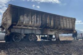 El conductor logró desprender la caja del camión antes de que el fuego la alcanzara, evitando mayores daños.