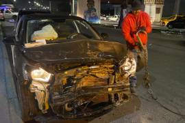 La conductora del Chevrolet Aveo quedó en shock tras el choque, mientras que el responsable intentó huir.