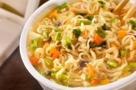 Las sopas instantáneas son populares por su sabor y practicidad, pero un estudio reciente de Profeco revela que muchas marcas en presentación de vasito no solo incumplen normas de etiquetado, sino que también representan riesgos para la salud.