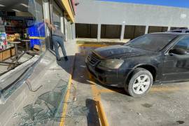 El cristal de la tienda de conveniencia en la colonia Morelos quedó completamente destrozado por el impacto.