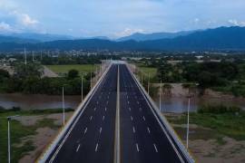 La obra tuvo una inversión total de 963 millones de pesos, cuenta con seis carriles y una ciclovía, y ofrece una conexión alterna a la carretera federal 200.