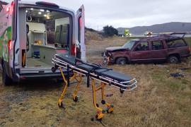 La camioneta terminó volcada fuera de la carretera federal 57, a la altura del ejido Puerto México.