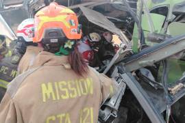 Equipos de emergencia atendieron el choque entre un camión y un autobús en el centro de Monterrey, donde se reportan al menos ocho personas lesionadas.