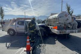 Bomberos de Saltillo acudieron al lugar del accidente para revisar posibles riesgos por el transporte de gas.