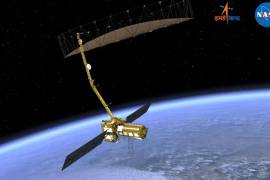 NISAR, desarrollada conjuntamente por ISRO y la NASA. Se trata de una misión global de imágenes por microondas en bandas L y S, con capacidad para adquirir datos polarimétricos e interferométricos completos.