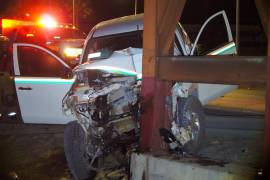 La camioneta terminó contra la estructura metálica de un puente peatonal sobre el bulevar Miguel Ramos Arizpe.