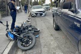 La motocicleta Italika quedó seriamente dañada tras estrellarse contra el vehículo de modelo Hyundai Elantra.