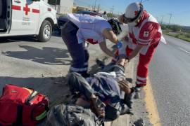 Paramédicos de la Cruz Roja acudieron al lugar del accidente para brindar atención médica al conductor de la motocicleta, quien quedó tendido sobre el pavimento tras el impacto.