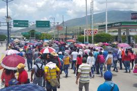 Maestros de la CETEG bloquean la Autopista del Sol