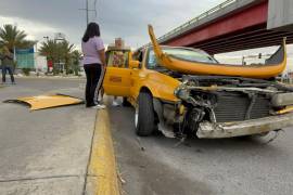 El taxi resultó con severos daños en la parte frontal tras el choque registrado en el cruce.