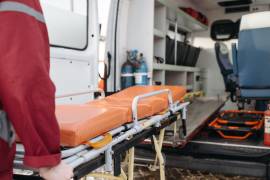 Paramédicos brindaron atención prehospitalaria a la mujer, quien posteriormente ingirió medicamento que portaba, lo que obligó a su traslado urgente a un hospital.