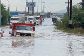 Rescatan 10 vehículos varados tras lluvias en Santa Catarina, Nuevo León